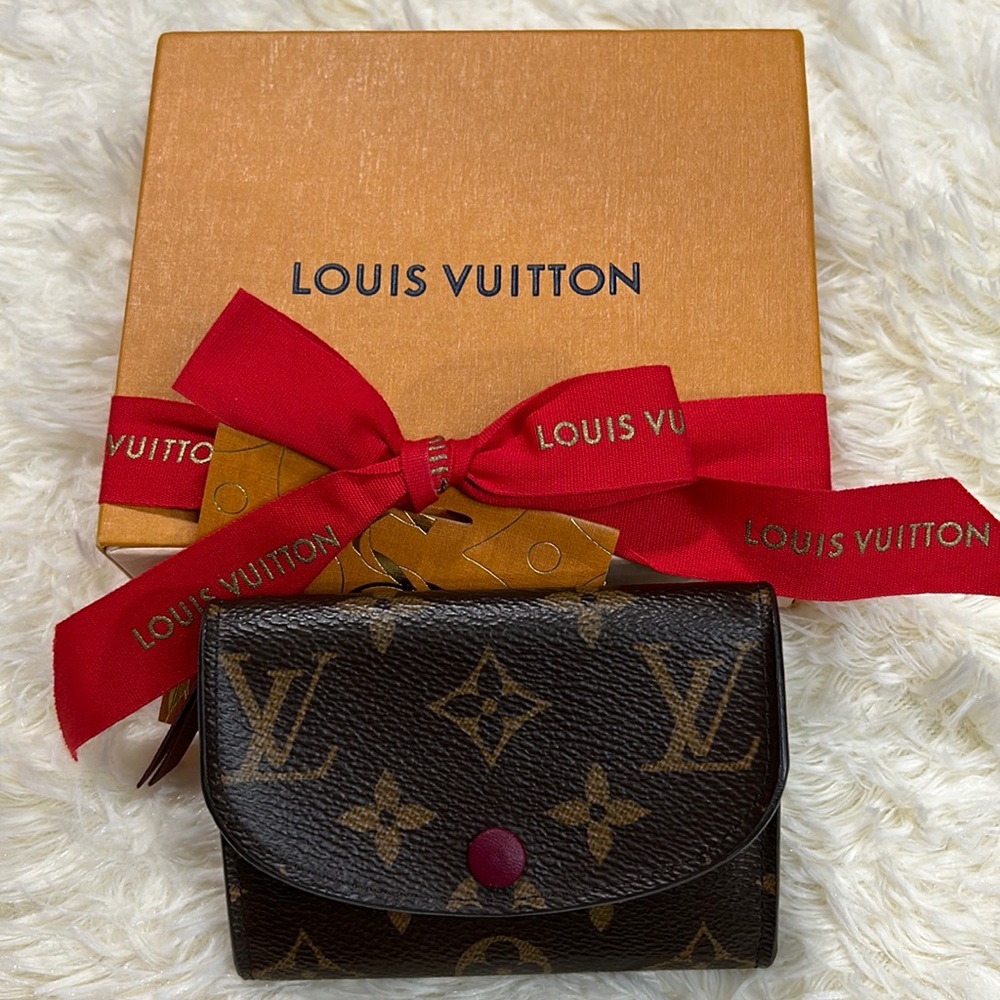 Small lv wallet %100 authentic pre owned but in a good condition.